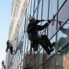 Как моют окна промышленные альпинисты